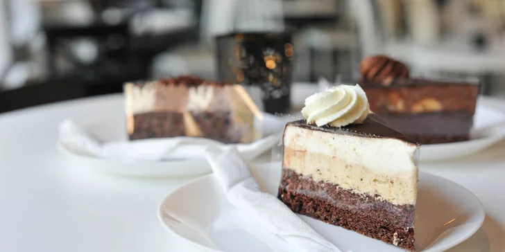 Chutný koláč, zákusok, cheesecake, wafle či palacinky s kávou