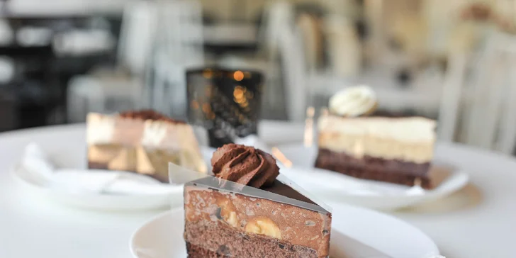 Chutný koláč, zákusok, cheesecake, wafle či palacinky s kávou