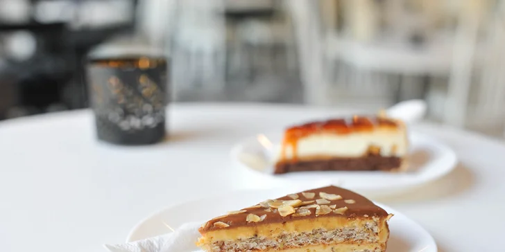 Chutný koláč, zákusok, cheesecake, wafle či palacinky s kávou