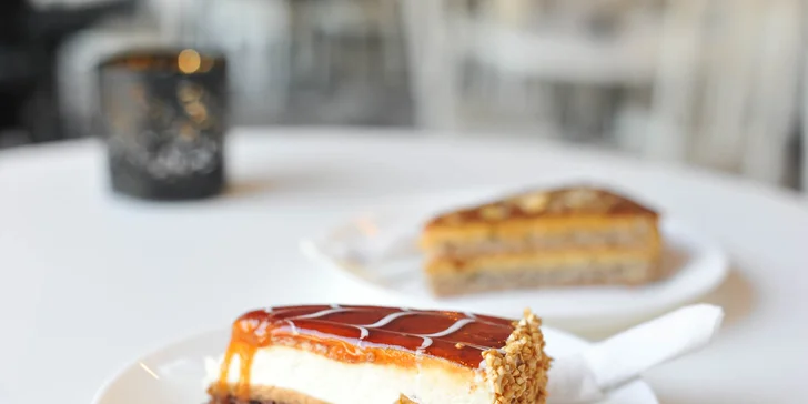 Chutný koláč, zákusok, cheesecake, wafle či palacinky s kávou