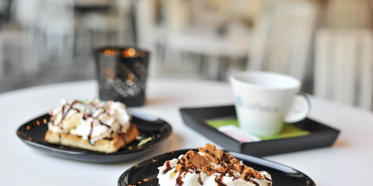 Chutný koláč, zákusok, cheesecake, wafle či palacinky s kávou