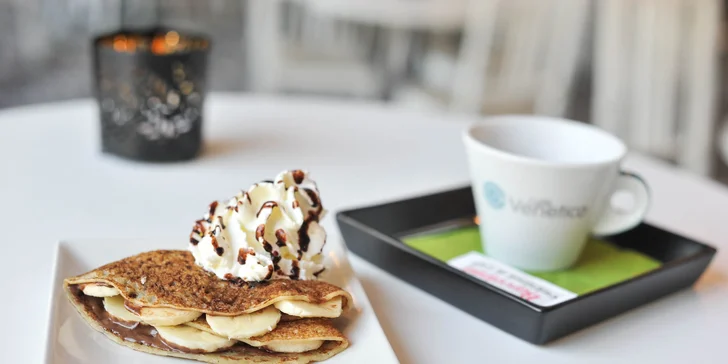 Chutný koláč, zákusok, cheesecake, wafle či palacinky s kávou