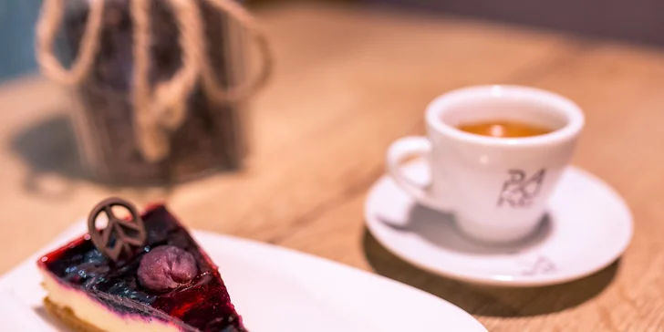 Spríjemnite si čakanie na vlak s kávou a cheesecakeom