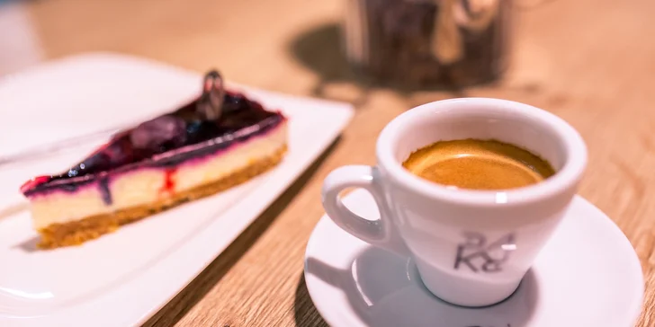 Spríjemnite si čakanie na vlak s kávou a cheesecakeom