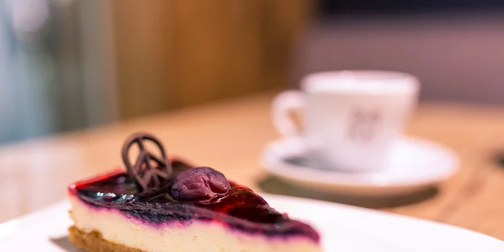 Spríjemnite si čakanie na vlak s kávou a cheesecakeom