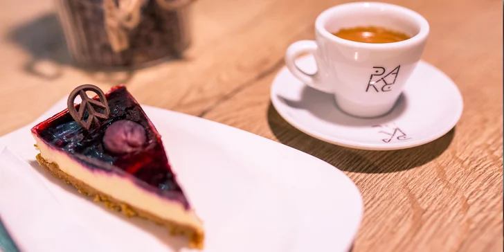 Spríjemnite si čakanie na vlak s kávou a cheesecakeom