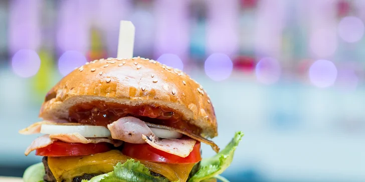 2 druhy famóznych burgerov s hranolčekmi a cibuľovými krúžkami