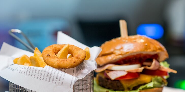2 druhy famóznych burgerov s hranolčekmi a cibuľovými krúžkami
