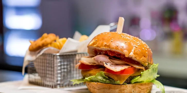 2 druhy famóznych burgerov s hranolčekmi a cibuľovými krúžkami