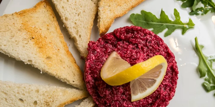 Tri druhy chutných tatarákov v reštaurácii Devín