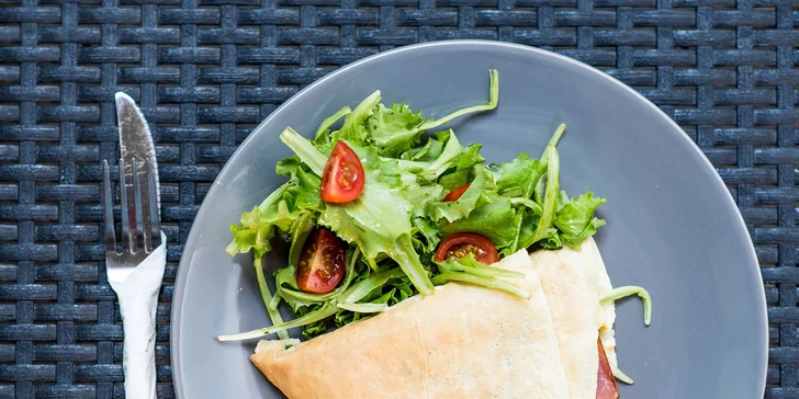 Chutná sladká či slaná palacinka s povzbudzujúcou kávou