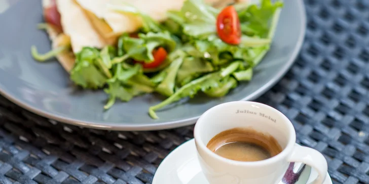 Chutná sladká či slaná palacinka s povzbudzujúcou kávou