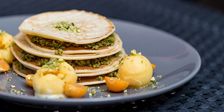 Chutná sladká či slaná palacinka s povzbudzujúcou kávou