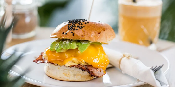 Eggburger s jablkovým freshom