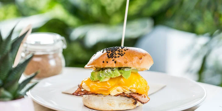 Eggburger s jablkovým freshom