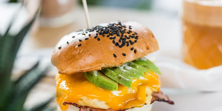 Eggburger s jablkovým freshom