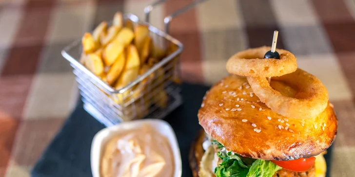 100 % Hovädzí burger s hranločekmi podľa vlastného výberu