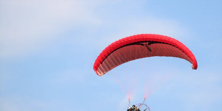 Motorový paragliding – tandemový let ponad Trenčiansky hrad