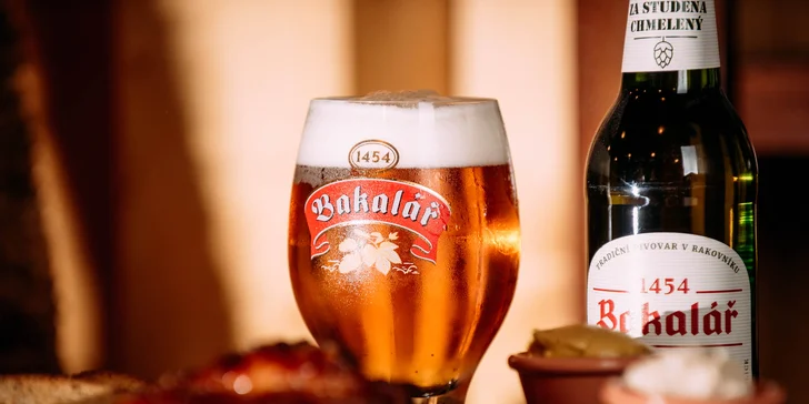 Pečené bravčové koleno s chlebom, oblohou a pivom Bakalář medový špeciál
