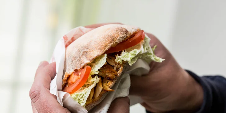 Chrumkavý kebab v tureckom chlebe alebo v placke