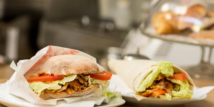 Chrumkavý kebab v tureckom chlebe alebo v placke
