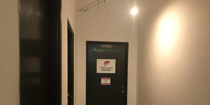 Dámsky strih alebo strih s horúcimi nožnicami v kaderníctve Katarína