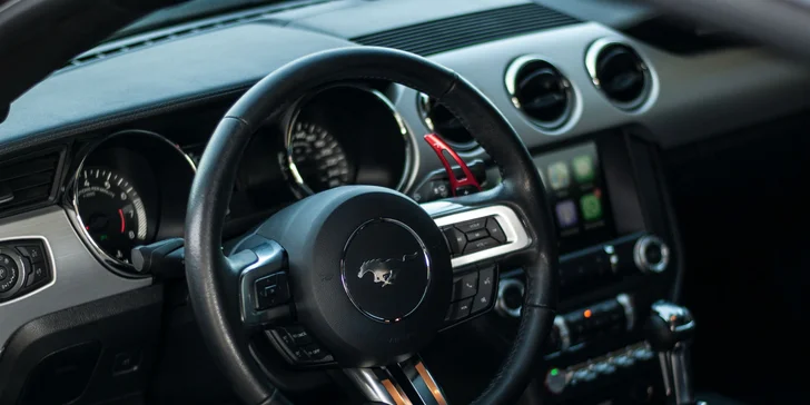 Jazda snov: 15–60 minút za volantom peckového Fordu Mustang GT
