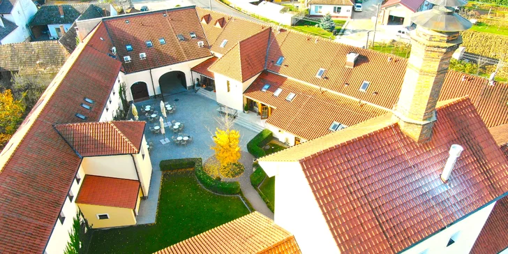 Romantický pobyt v kaštieli s vínom vlastnej produkcie, skvelým jedlom a privátnym wellnessom