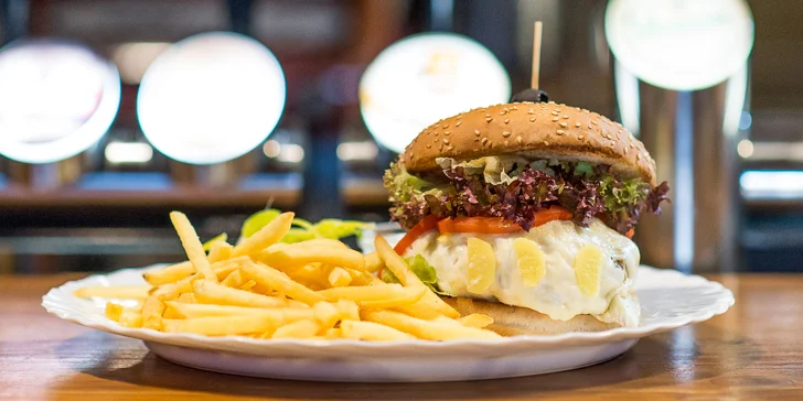 Ginger burger s hranolčekmi a cesnakovým dresingom