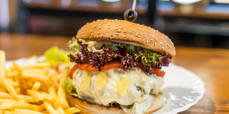 Ginger burger s hranolčekmi a cesnakovým dresingom