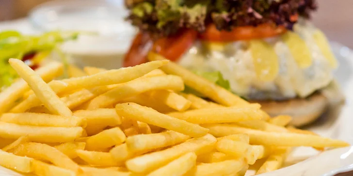 Ginger burger s hranolčekmi a cesnakovým dresingom