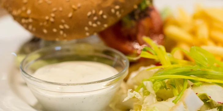 Ginger burger s hranolčekmi a cesnakovým dresingom