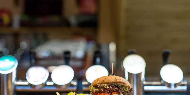 Ginger burger s hranolčekmi a cesnakovým dresingom