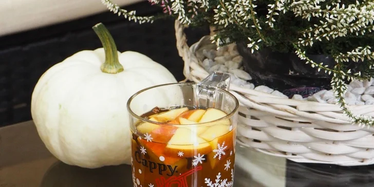 Horúci punč, varené víno alebo hot apple v Spezax Caffe