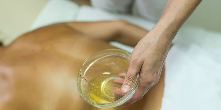 Havajská, klasická, medová a čokoládová masáž či darčekový poukaz
