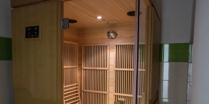 Tejpovanie, masáž s asistenciou fyzioterapeuta alebo infrasauna