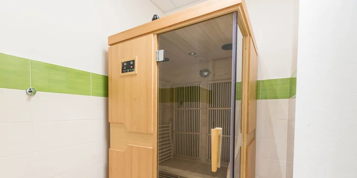 Tejpovanie, masáž s asistenciou fyzioterapeuta alebo infrasauna
