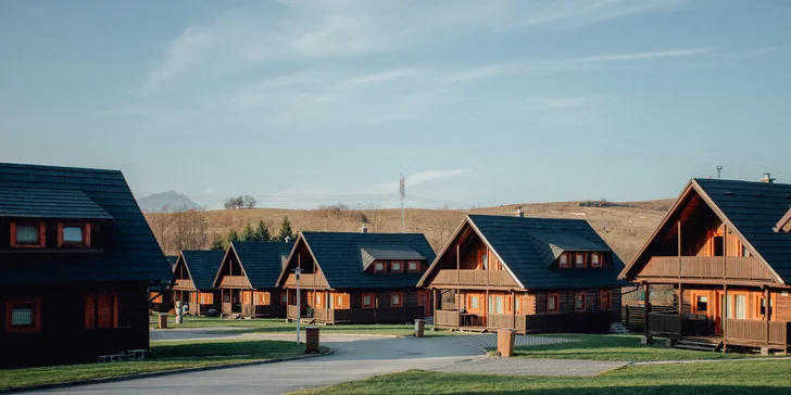 Komfortné drevenice pre 6 osôb + aktivity a wellness v rámci areálu Sojka Resortu neďaleko Bešeňovej