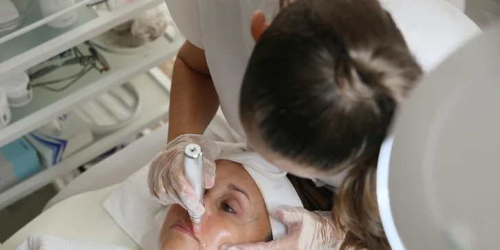 Účinný chemický peeling, hĺbkové čistenie či mezoterapia tváre