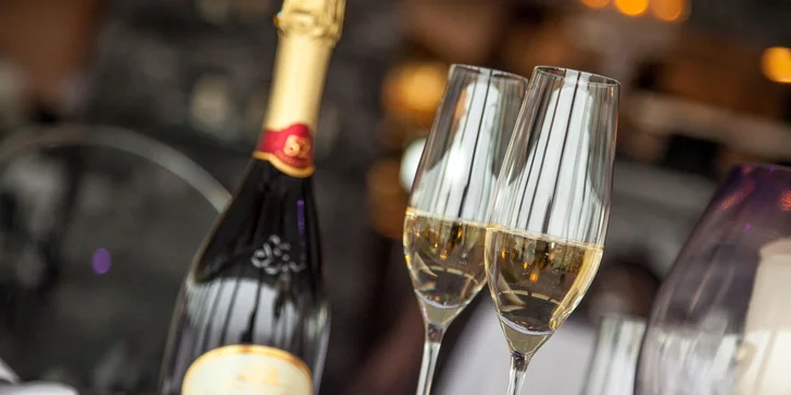Vyhliadka z veže UFO s miešaným drinkom, fľašou Prosecca alebo zákuskom