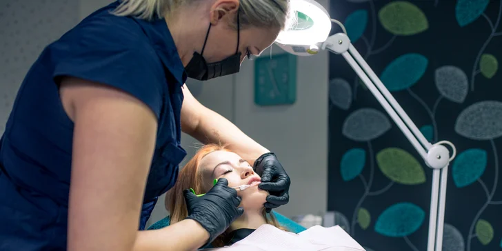 Vyplnenie vrások a pier kyselinou hyalurónovou alebo contouring tváre
