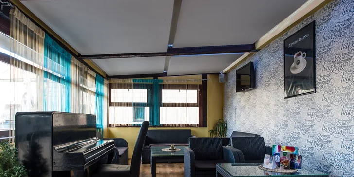 2 druhy famóznych burgerov s hranolčekmi a cibuľovými krúžkami