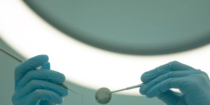 Kompletná dentálna hygiena s pieskovaním a fluoridáciou alebo bielenie chrupu lampou ZOOM 4