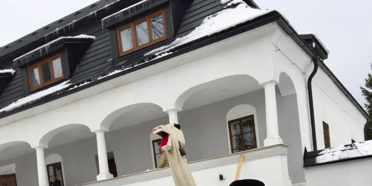 Rozprávkový pobyt v zrekonštruovanom barokovom kaštieli v slávnej dedinke Čičmany s 20% zľavou na skipasy