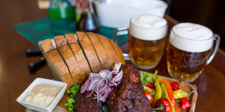 Pečené rebrá v mede a chilli s pikantnou omáčkou z kajanského korenia