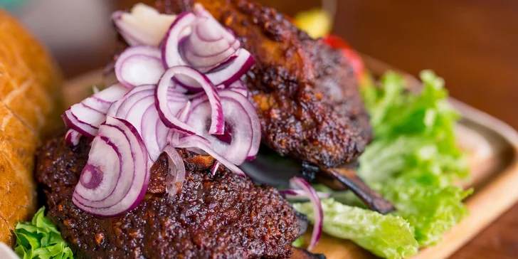 Pečené rebrá v mede a chilli s pikantnou omáčkou z kajanského korenia