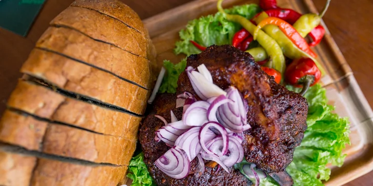Pečené rebrá v mede a chilli s pikantnou omáčkou z kajanského korenia