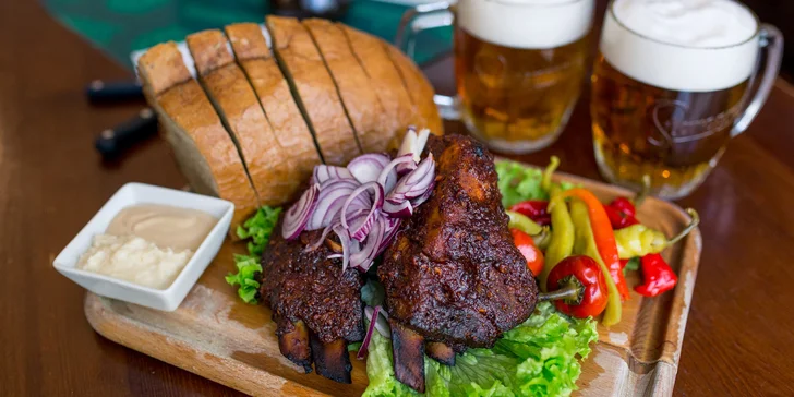 Pečené rebrá v mede a chilli s pikantnou omáčkou z kajanského korenia