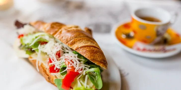 Káva, horúci drink, zákusok, croissant či pralinky v café Racine