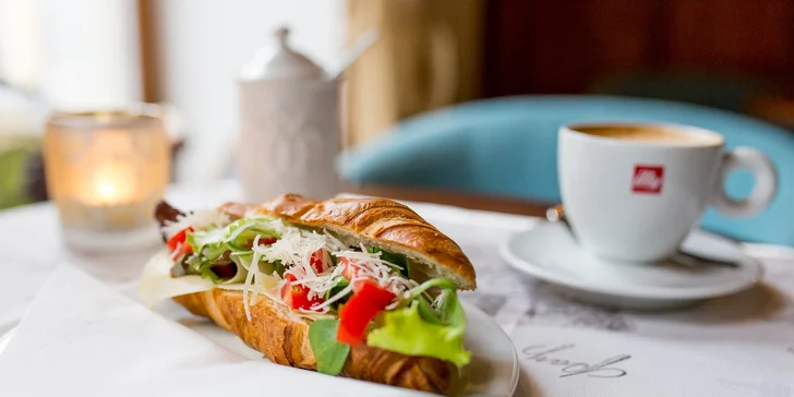 Káva, horúci drink, zákusok, croissant či pralinky v café Racine